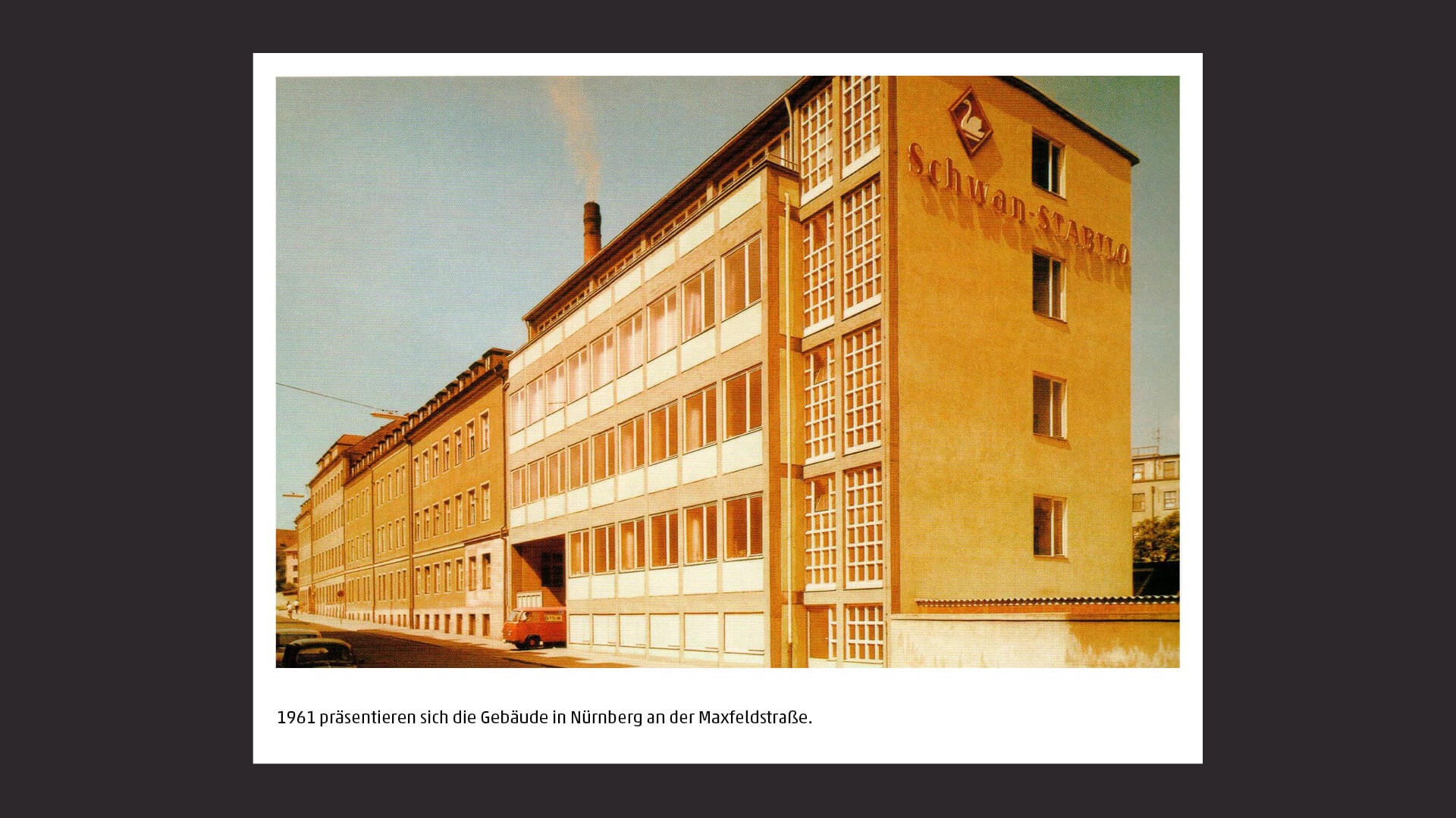1961 präsentieren sich die Gebäude in Nürnberg an der Maxfeldstraße