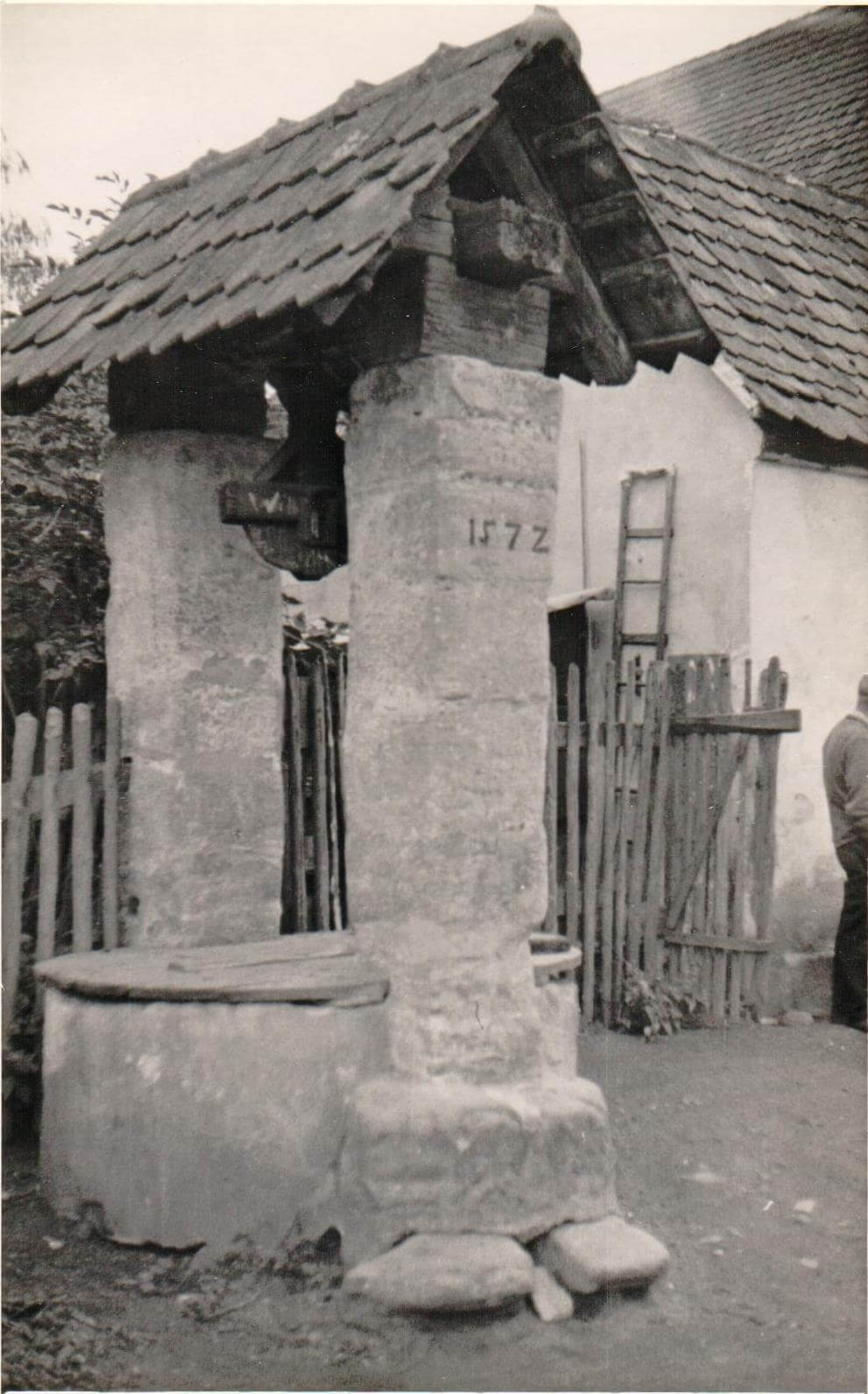 Ziehbrunnen gegenüber Schlosshof, um 1940