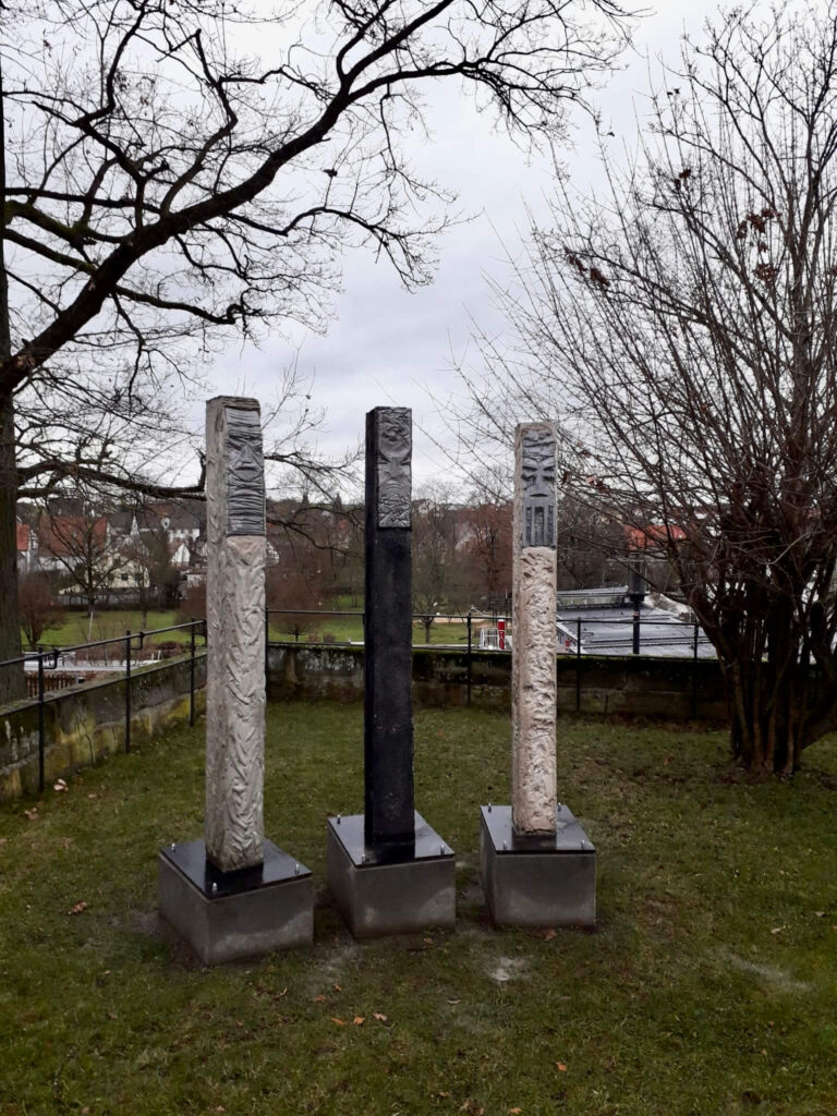 Günter Schmidt-Klör, Stelen, Aluminium, Beton, 2015, Weißes Schloss Heroldsberg