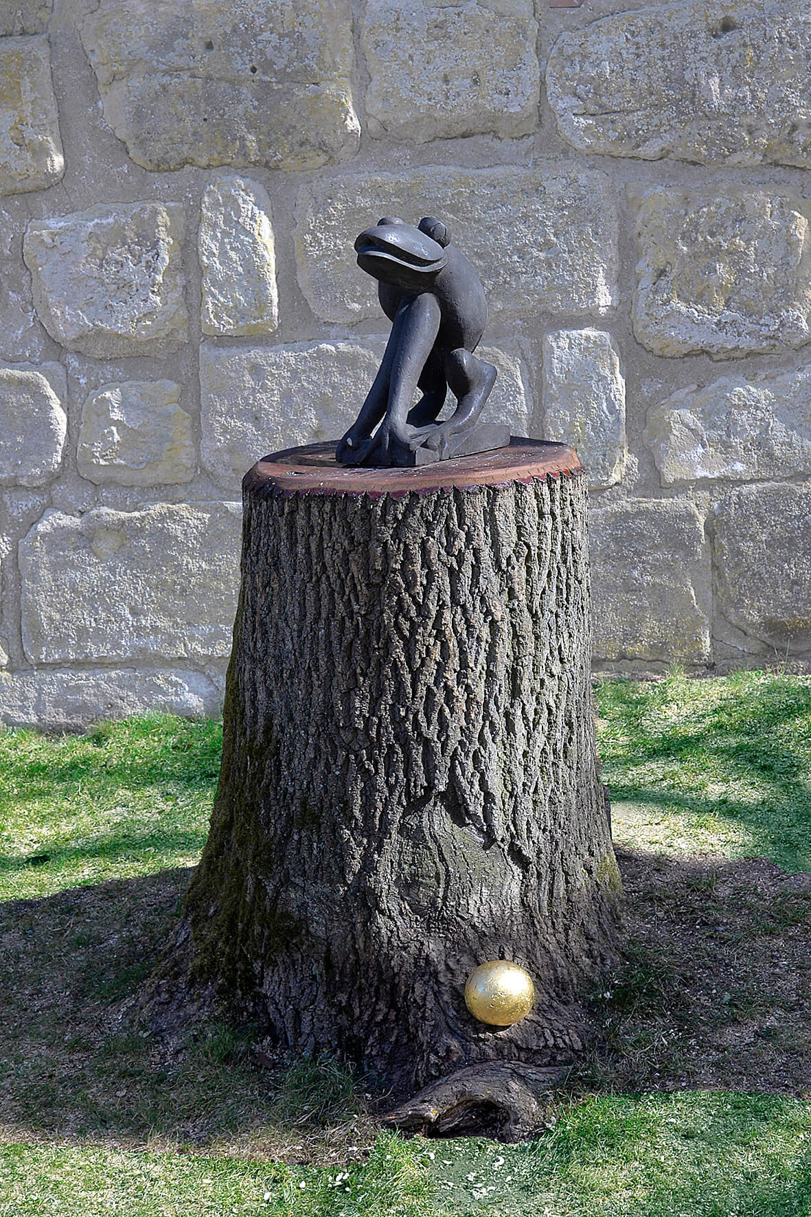 Monika Ritter: Froschkönig, Bronze, 2022, Weißes Schloss Heroldsberg