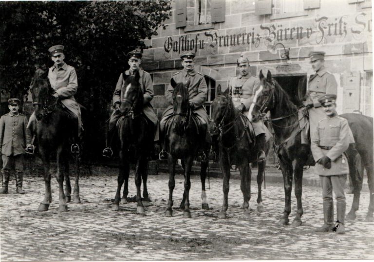 Reitergruppe vor dem Gasthof zum Bären, um 1915