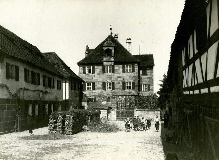 Rotes Schloss mit Schlosshof, 1917