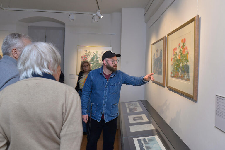 Porträt Dr. Alexander Rácz während einer Führung