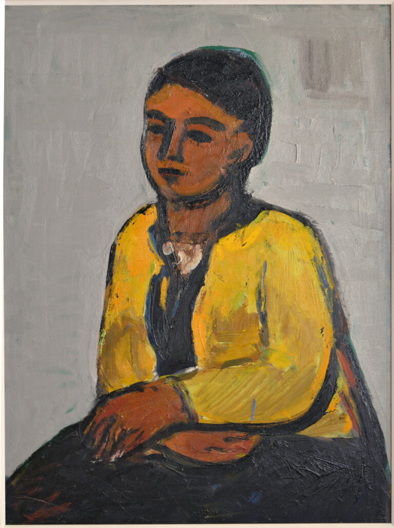 Frau in gelber Jacke